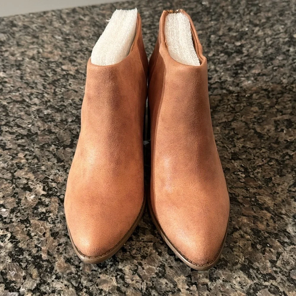 Report Tempe tan ankle boot NIB 9